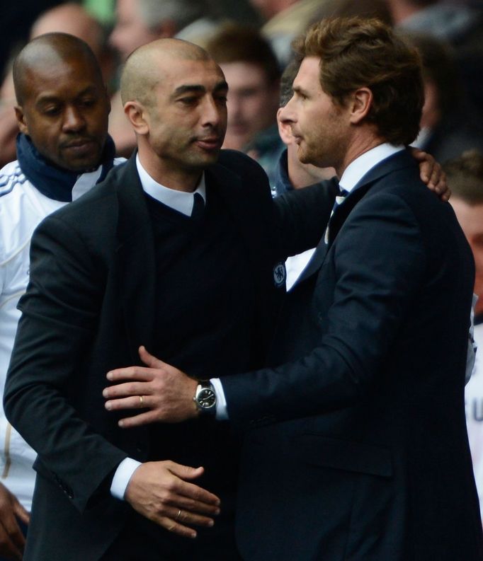 Manažer Chelsea Roberto di Matteo a jeho soupeř z Tottenhamu Andre Villas-Boas v utkání Premier League 2012/13.