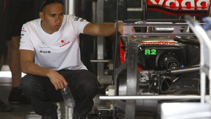 Lewis Hamilton si prohlíží svůj monopost připravený na Velkou cenu Japonska.