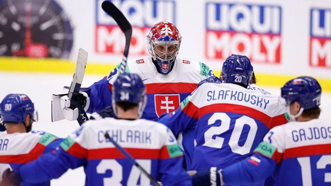 Slovenští hokejisté slaví vítězství nad USA.