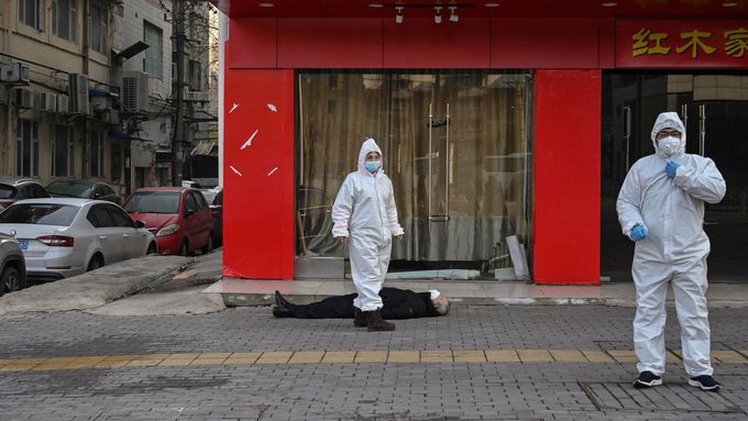 Mrtvé tělo muže na ulici čínského města Wu-chan. 30. 1. 2020