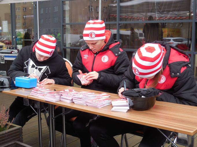 Autogramiáda fotbalistek Slavie ( zleva Veronika Pincová, Diana Bartovičová, Tereza Kožárová