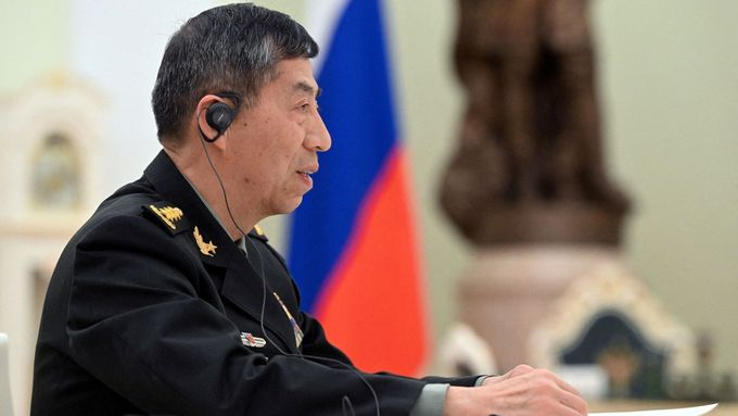 Čínský ministr obrany Li Šang-fu na dubnovém setkání s Vladimirem Putinem.