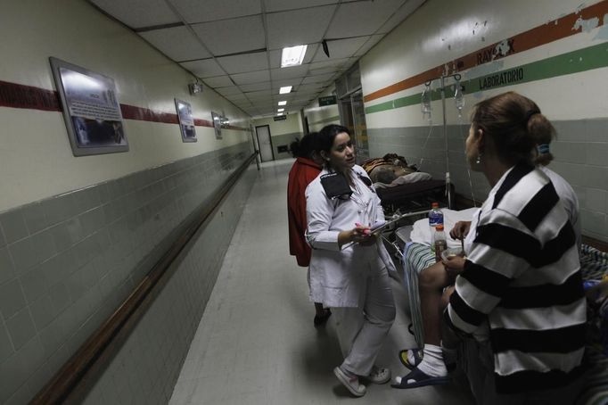 ¨A doctor talks to a patient's family member at the emergency ward of a local hospital in San Pedro Sula March 29, 2013. San Pedro Sula, the country's second largest city after Tegucigalpa, has a homicide rate of 169 per 100,000 people and was named the world's most violent city for a second year in a row. Lax laws allow civilians to own up to five personal guns. Arms trafficking has flooded the country with nearly 70% illegal firearms. 83.4% of homicides are by firearms, compared to 60% in the United States. Picture taken March 29, 2013. REUTERS/Jorge Cabrera (HONDURAS - Tags: CRIME LAW CIVIL UNREST HEALTH) ATTENTION EDITORS: PICTURE 29 OF 39 FOR PACKAGE 'GUN CULTURE - HONDURAS' SEARCH 'HONDURAS GUN' FOR ALL IMAGES Published: Dub. 5, 2013, 11:15 dop.