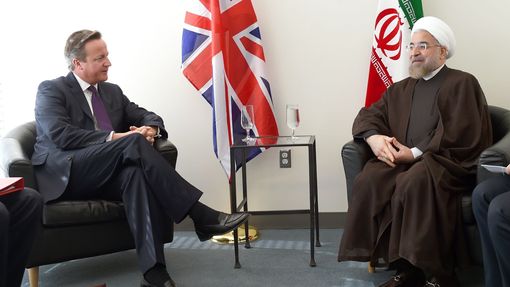 Britský premiér David Cameron se v New Yorku sešel s íránským prezidentem Hasanem Rúháním.