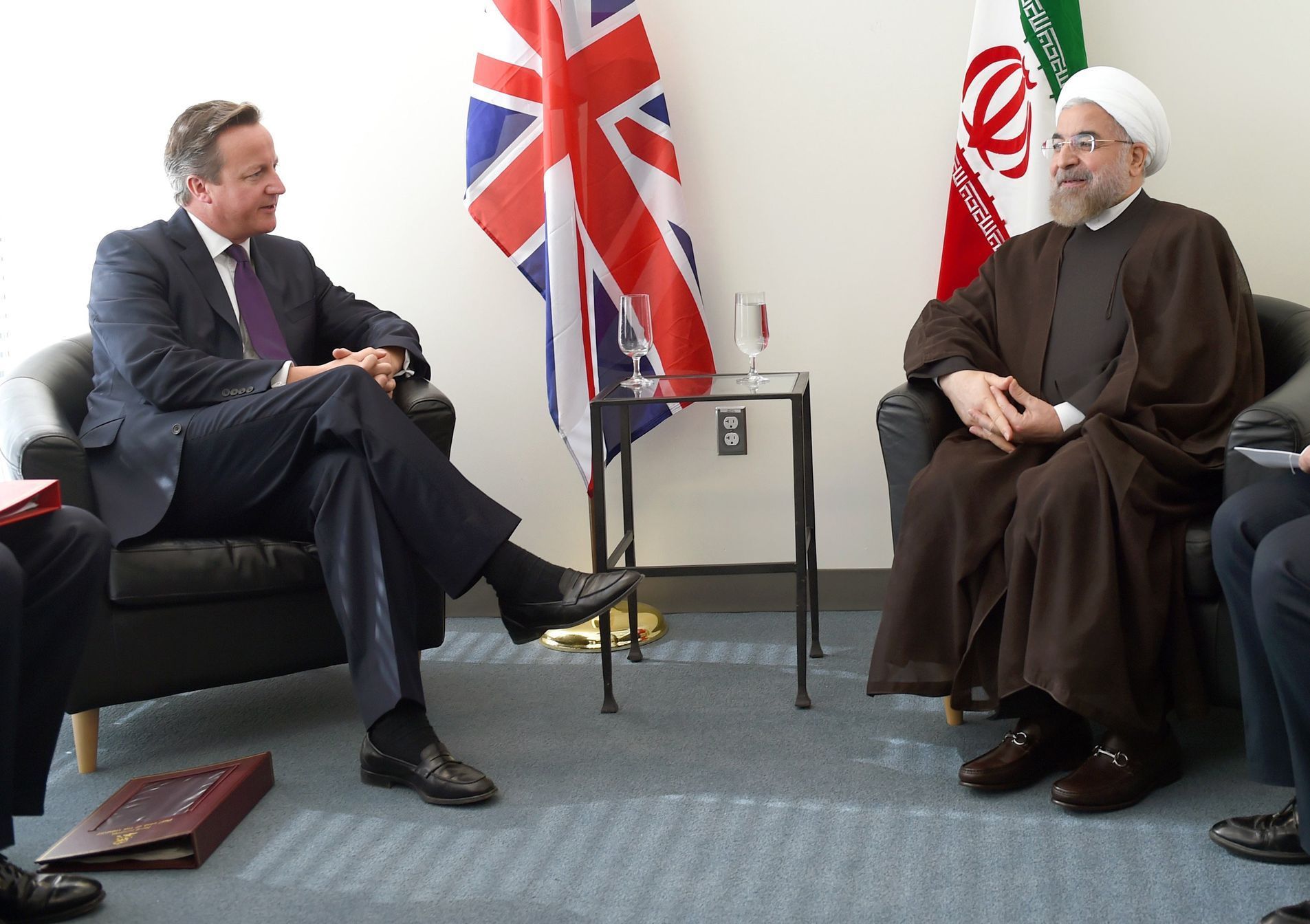 Britský premiér David Cameron se v New Yorku sešel s íránským prezidentem Hasanem Rúháním. i during the 69th United Nations General Assembly in New York