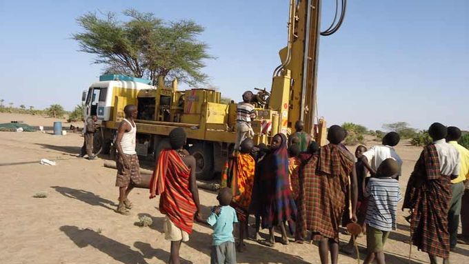 Lidé z vesnice Nawaitarong v regionu Turkana se scházejí na místě zkušebního vrtu.