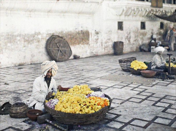 Prodejci květin poblíž svatyně Hari Mandir Sáhib. Amritsar, Indie, rok 1914