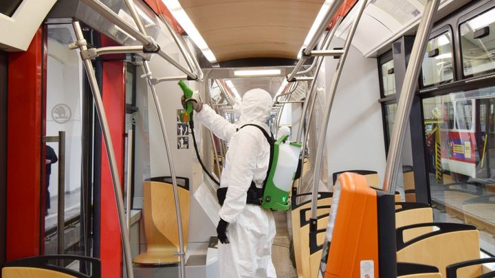Praha nasadí na viry v MHD smrticí polymer, jinde personál fasuje teploměry a gely