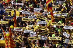 Tisíce lidí v Barceloně požadují propuštění vězněných katalánských politiků