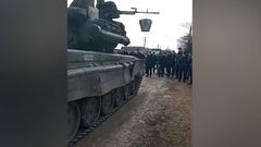„Chtěli přijet zadním vchodem.“ Neozbrojení lidé se postavili ruskému tanku.
