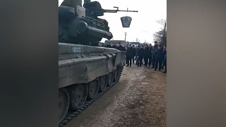 Bez zbraní, zato v hojném počtu. Stateční Ukrajinci se vydali vstříc ruskému tanku; Zdroj foto: Asociated Press