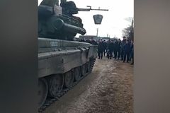 Bez zbraní, zato v hojném počtu. Stateční Ukrajinci se vydali vstříc ruskému tanku