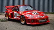 18. Porsche 935 (1979) 4 840 000 dolarů (asi 122 452 000 Kč)
Jeden z nejlepších okruhových vozů pro vytrvalostní závody své doby, tento konkrétní kus pak má za sebou i zajímavou historii. V roce 1979 skončil druhý ve své kategorii na 24hodinovce v Le Mans a za jeho volantem se tehdy vedle jezdců Dicka Barboura a Rolfa Stommelena střídal i holywoodský herec Paul Newman. Pak nějakou dobu jezdil s logem Apple Computers a projel jako první cílem na Le Mans v roce 1981. V roce 2006 byl zrestaurován a přestříkán do původních  barech Newmanova týmu „Hawaiian Tropic“. Červené porsche pohání šestiválec o zdvihovém objemu 3164 cm3 a výkonu 750 koní. Vydraženo bylo v aukční síni Gooding&Company v kalifornském Pebble Beach 20. srpna.