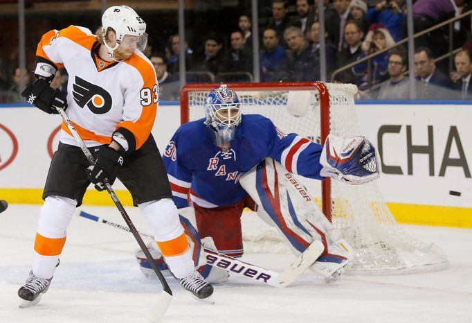 Jakub Voráček a Henrik Lundqvist v utkání NHL (2013)