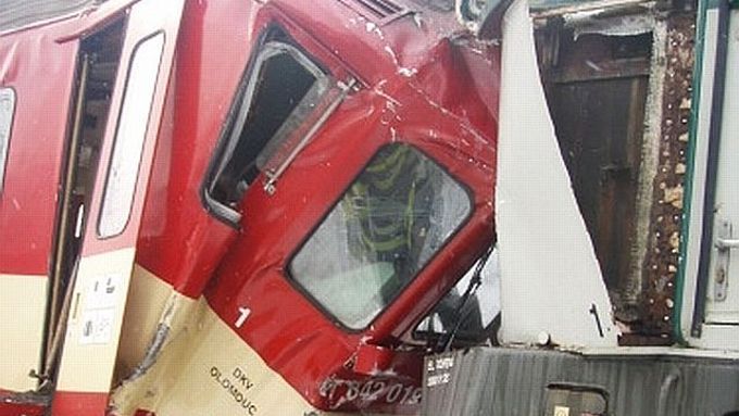 Při srážce vlaků v Paskově utrpěli tři lidé těžká zranění, šest cestujících má středně těžká poranění.