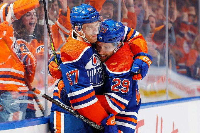 Connor McDavid (vlevo) s Leonem Draisaitlem