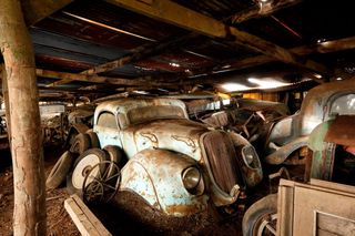 Fotografie nečekaných objevů cenných automobilů, které se ve světě našly v garážích, stodolách a jiných místech.