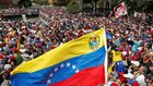 Venezuelu svírají kvůli politické situaci masové protesty.