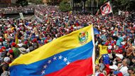 Venezuelu svírají kvůli politické situaci masové protesty.