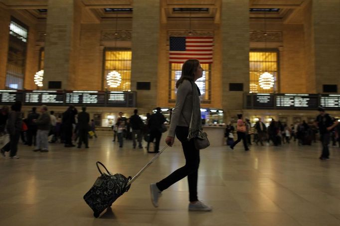 A woman pulls her luggage at Grand Central Station while Hurricane Sandy approaches New York, October 28, 2012. Tens of millions of East Coast residents scrambled on Sunday to prepare for Hurricane Sandy, which could make landfall as the largest storm to hit the United States, bringing battering winds, flooding and even heavy snow. REUTERS/Eduardo Munoz (UNITED STATES - Tags: ENVIRONMENT DISASTER)