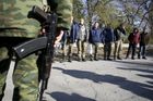 Kyjev a proruští separatisté si vyměnili 20 zajatců, klid zbraní až na malé výjimky dodržují