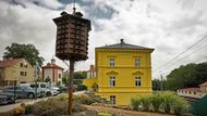 Holubník v nádražní zahradě jako by vypadl z knihy či filmu Ostře sledované vlaky, kde přednosta stanice choval holuby. Jako dárek ho dostal k 80. narozeninám strýc Jany Plíhalové, který v této nádražní budově v minulosti choval holuby na půdě. Jde o zrenovovaný holubník z roku 1928, ale žádní holubi v něm nejsou.