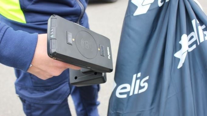 Elis zavedla do svých oděvů technoloigickou novinku fungující na UHF (ultra high frequency) vysokofrekvenční čipové technologii.