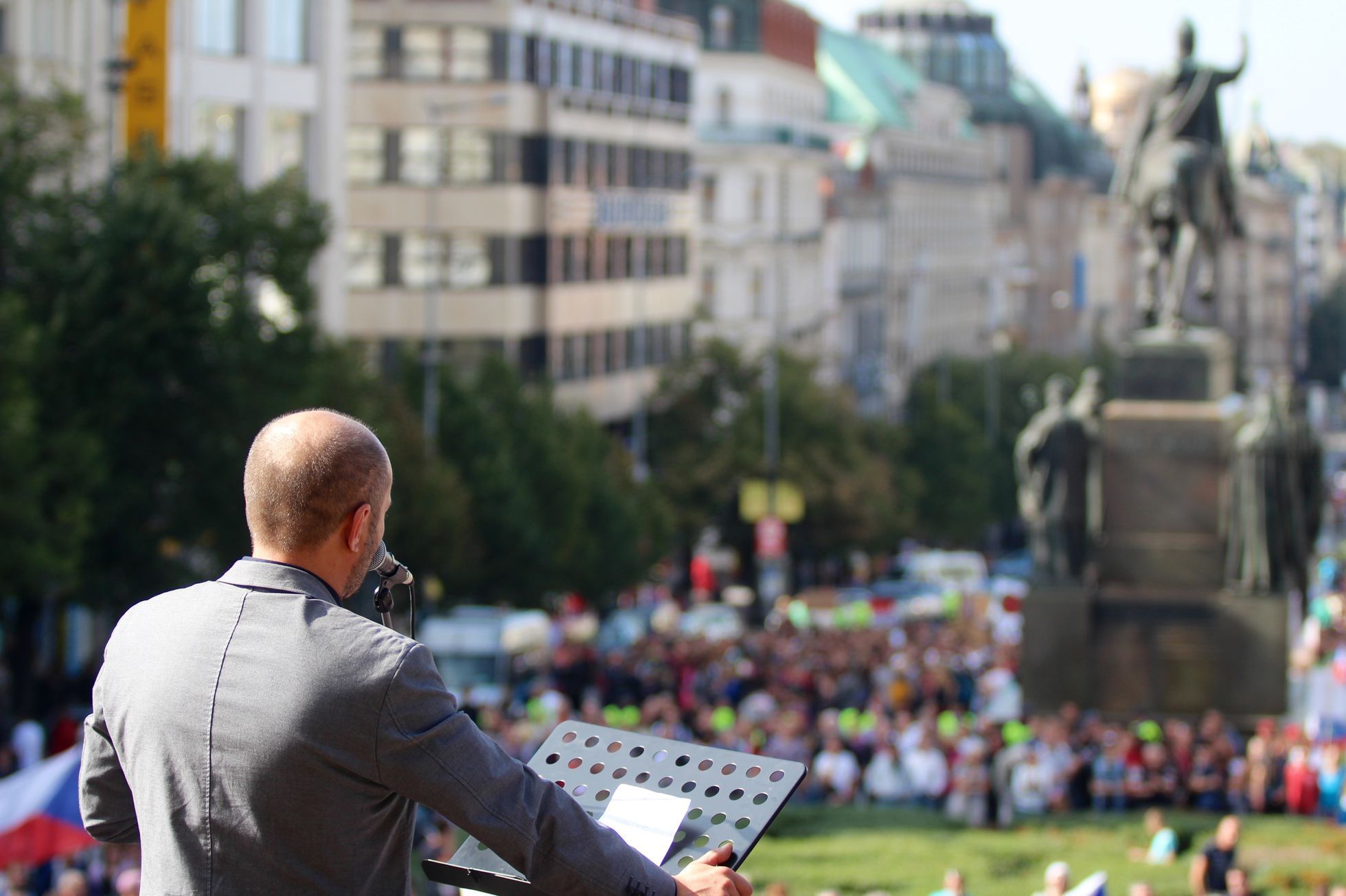 Zastánci a odpůrci na Václavském náměstí