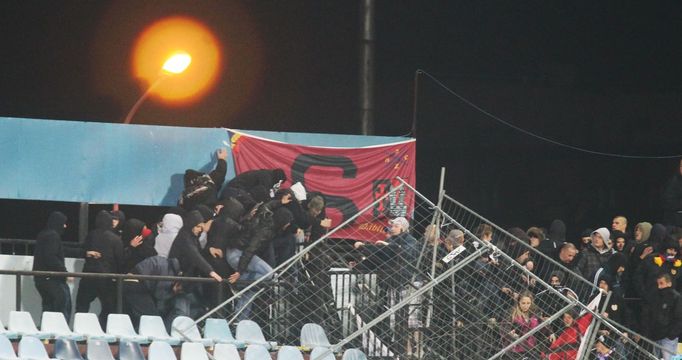 EL, Slovan-Sparta: řádění fanoušků