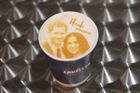 Obrázek prince Harryho a jeho snoubenky Meghan vytvořený na kávové pěně.