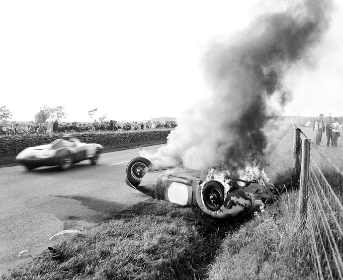 Tragédie na automobilové závodě Le Mans si v roce 1955 vyžádala 83 lidských životů.