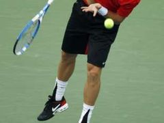 Tomáš Berdych podává proti Waynu Blakeovi na tenisovém US Open.