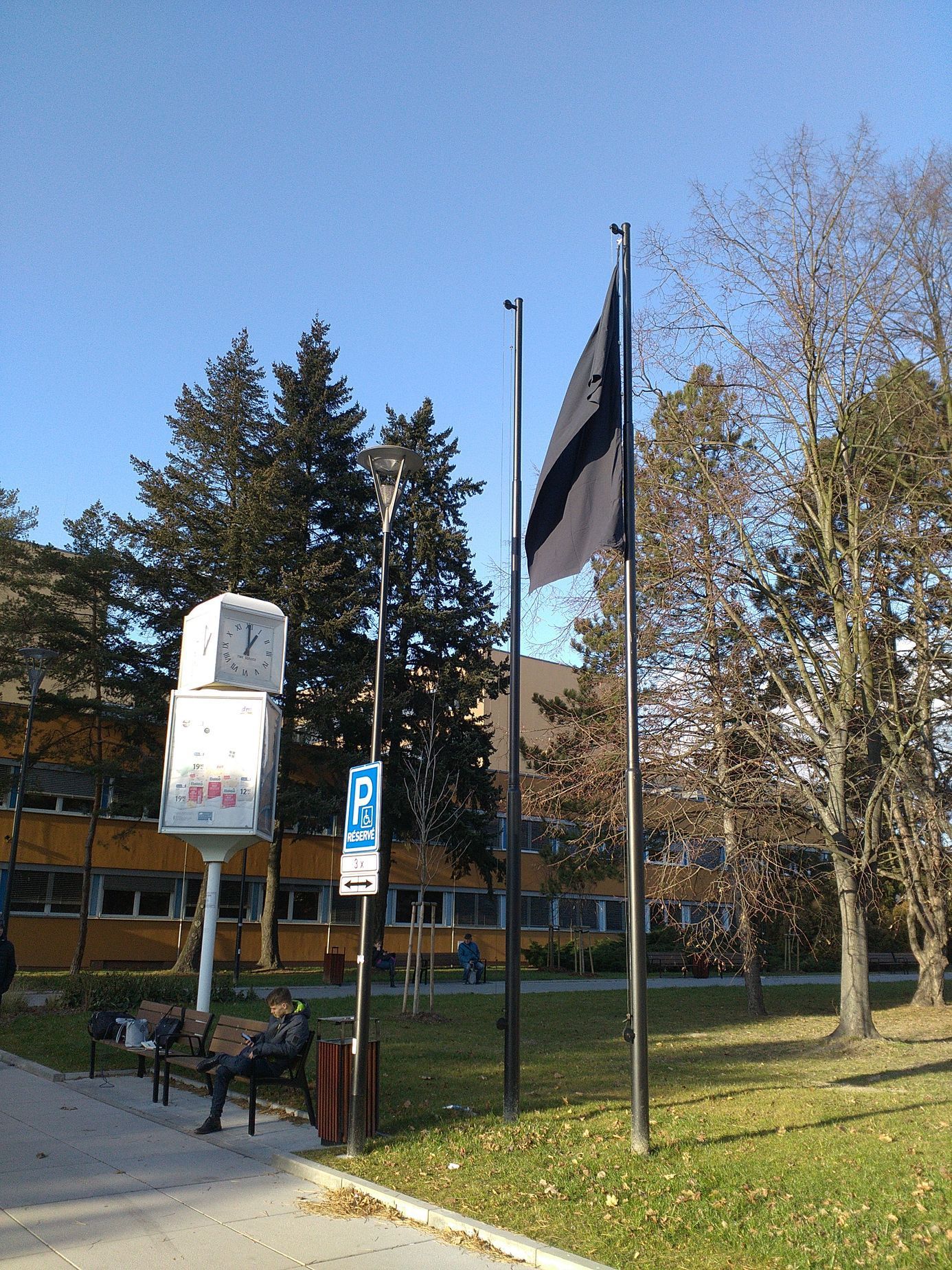 Vlajka před ostravskou nemocnici