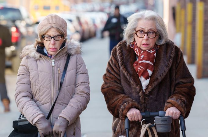 Jayne Houdyshell jako Bunny a Jackie Hoffman coby Uma.