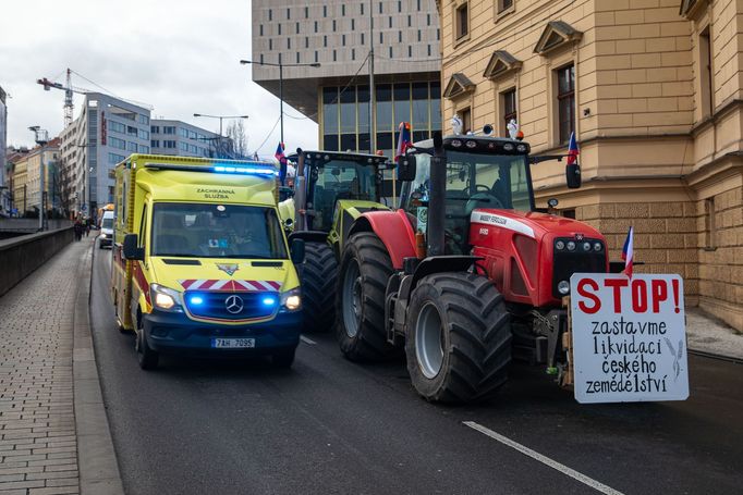 Protest části zemědělců s traktory v Praze na magistrále a před ministerstvem zemědělství, 19. 2. 2024.