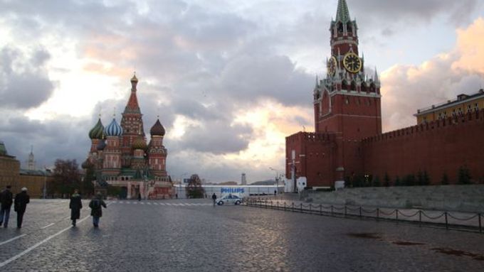 Rudé náměstí: vpravo Kreml, vlevo chrám Vasila Blaženého. Uprostřed Philips předvádí své technické novinky.