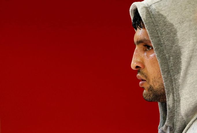 Unemployed Belgian Mohamed Sammar looks on as he takes part in a "Fit for a job" boxing class in Brussels June 14, 2013. Sammar, 27, has been looking for a job in the construction sector for 2 years. "Fit for a job" is the initiative of former Belgian boxing champion Bea Diallo, whose goal was to restore the confidence of unemployed people and help them find a job through their participation in sports. Picture taken June 14, 2013. REUTERS/Francois Lenoir (BELGIUM - Tags: SPORT BOXING SOCIETY BUSINESS EMPLOYMENT) Published: Čec. 5, 2013, 4:47 odp.