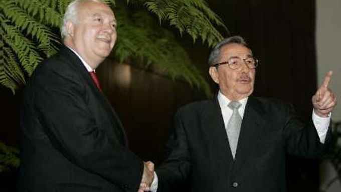 Španělský ministr zahraničí Manuel Ángel Moratinos a úřadující prezident Kuby Raúl Castro
