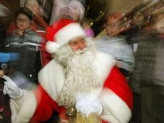 Santa Klaus dorazil do Německa. V městečku Himmelpfort se před speciální poštou potkal s dětmi, aby vyslechl jejich vánoční přání.