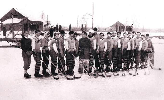 Hokejisté klubu LTC Užhorod a dorostu Sokola před zápasem, Podkarpatská Rus. Nedatováno (cca. 20. - 30. léta)