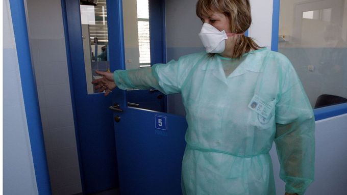 Američanku nadále ošetřují na infekčním oddělení nemocnice Na Bulovce.