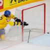 Par Lindberg se marně snaží zabránit gólu do prázdné branky v zápase Česko - Švédsko na MS 2021