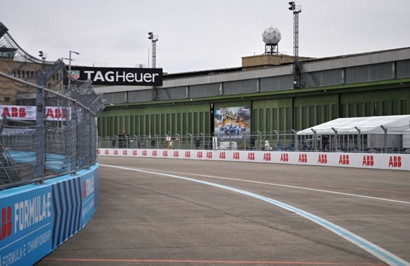 Přebudovat trať na ploše v Tempelhofu bude hračka. Všechny tři dvojzávody se tak stihnout odjet během osmi srpnových dnů.
