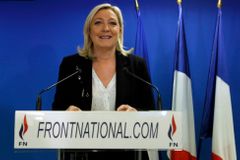Prognózy nevyšly, Le Penovou v prvním kole porazil Sarkozy