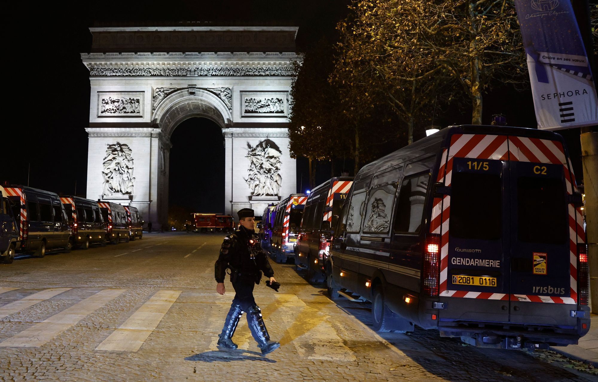 Francouzská policie na Champs-Élysées v Paříži před semifinále MS 2022 Francie - Maroko