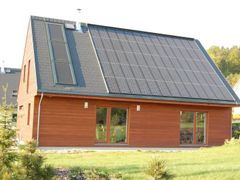 Využití sluneční energie stoupá i v Česku - na snímku dům se slunečnímu panely.