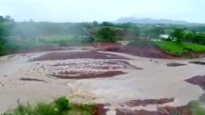 V Laosu se protrhla rozestavěná přehrada