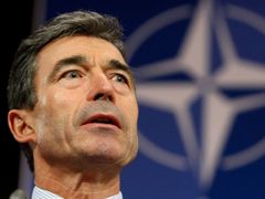 Generální tajemník NATO Anders Fogh Rasmussen pohrozil 19. června Rusku tvrdými sankcemi. 