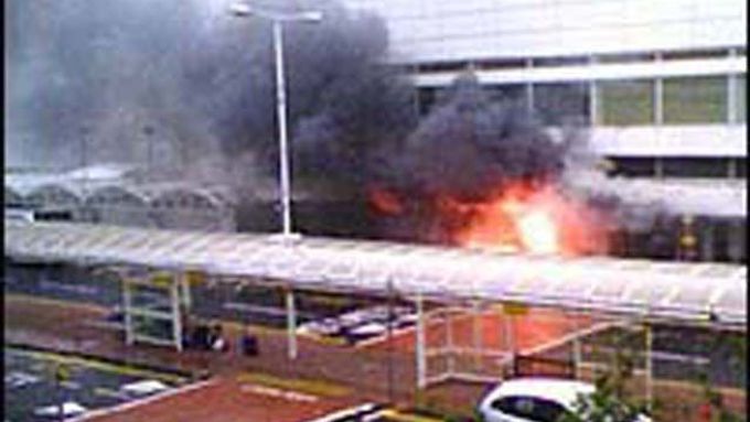 Glasgow vyděsil hořící vůz, najel do budovy letiště