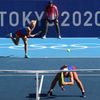 Barbora Krejčíková a Kateřina Siniaková ve finále na OH 2020 proti Viktoriji Golubicové a Belindě Bencicové